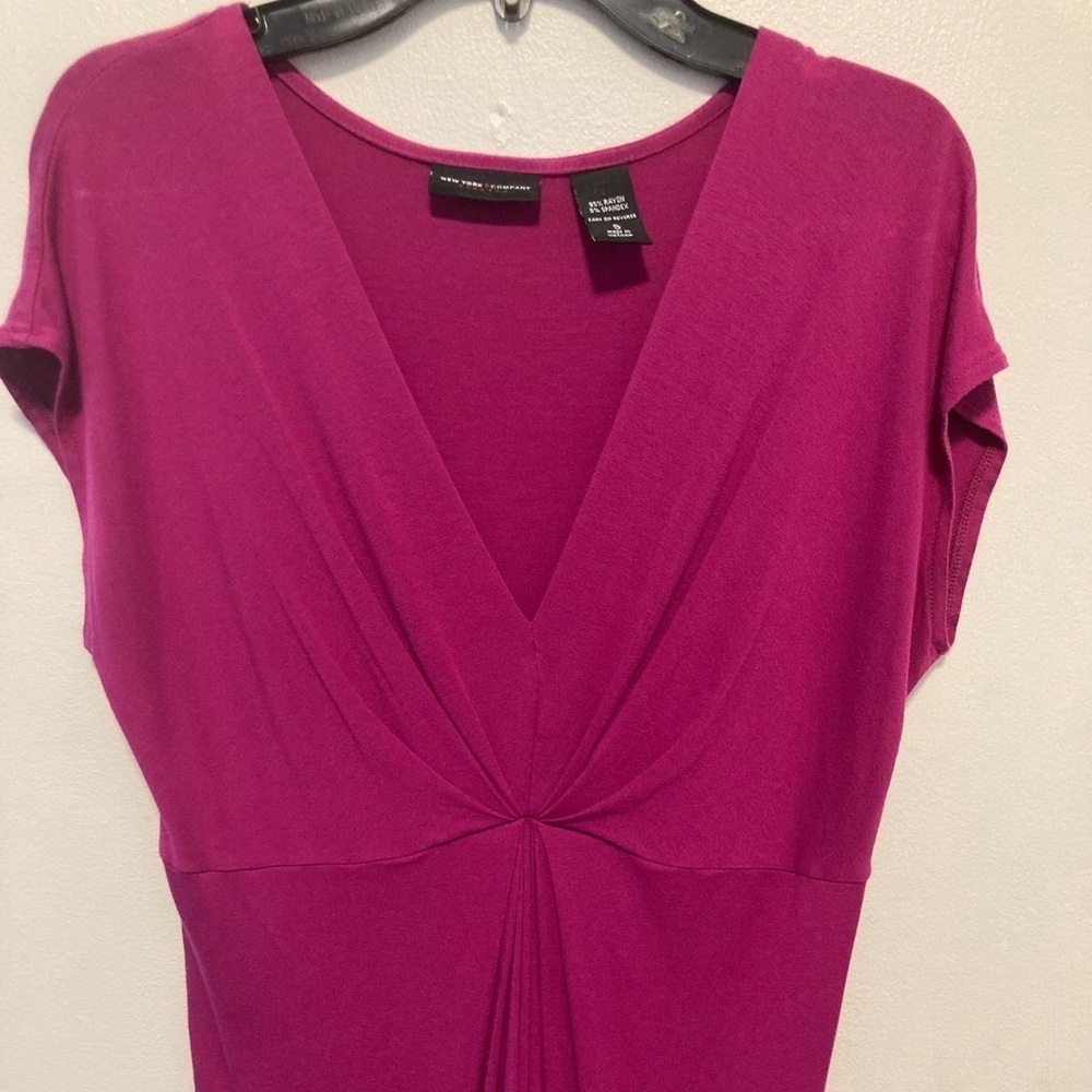 3/$12 New York & company stretch pink v-neck blouse size small